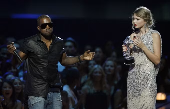 Vô cùng ồn ã là pha&nbsp;“giật micro vô tiền khoáng hậu” từ tay nữ ca sĩ Taylor Swift.