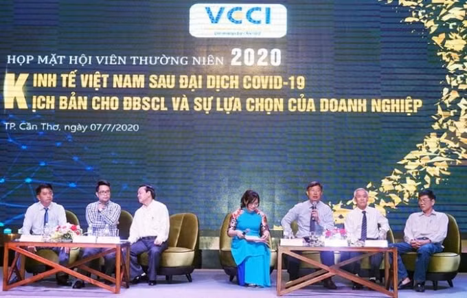 Các chuyên gia kinh tế và đại diện doanh nghiệp tham gia tọa đàm