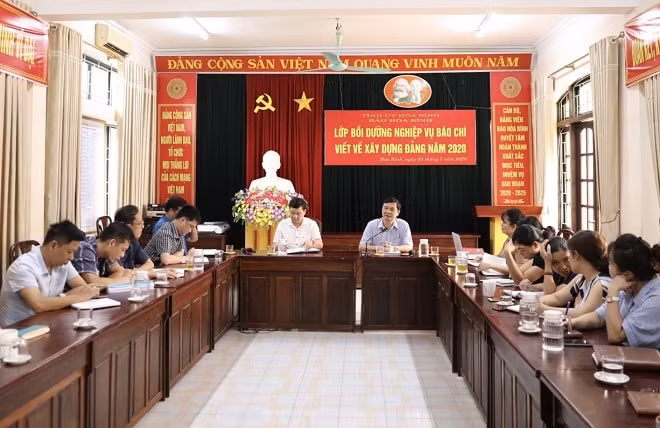 Ông Ngô Minh Tuấn - Tổng Biên tập Tạp chí Xây dựng Đảng trao đổi tại buổi tập huấn. Ảnh: Ngọc Anh