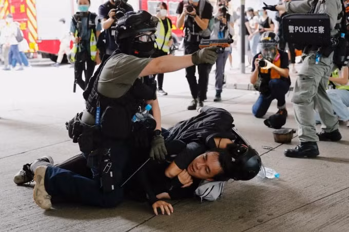 Cảnh sát Hong Kong bắt giữ những người biểu tình quá khích hôm 1/7. ảnh: Reuters