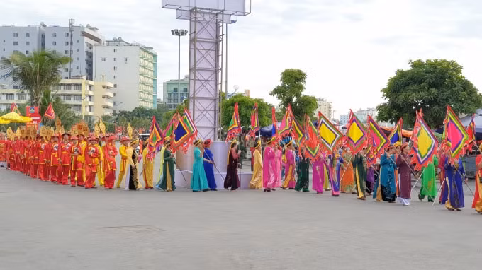 Tất cả 11 xã, phường trên địa bàn thành phố Sầm Sơn tham gia rước kiệu về Đền Độc Cước