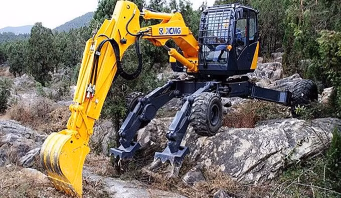 Máy xúc nhện cũng được sử dụng bởi lực lượng bán quân sự Trung Quốc cho các hoạt động cứu hộ khẩn cấp. Ảnh: Handout