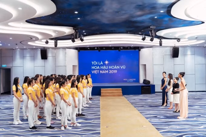 Hội đồng Ban giám khảo nhận xét và công bố kết quả của dự án giành chiến thắng tại tập thi “Tôi vì cộng đồng”.