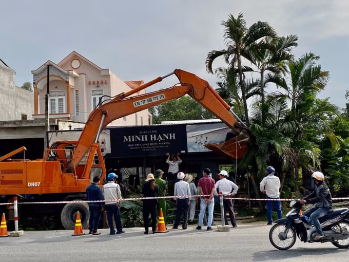 Tháo dỡ các công trình, cây cối tại khu vực bị cưỡng chế.