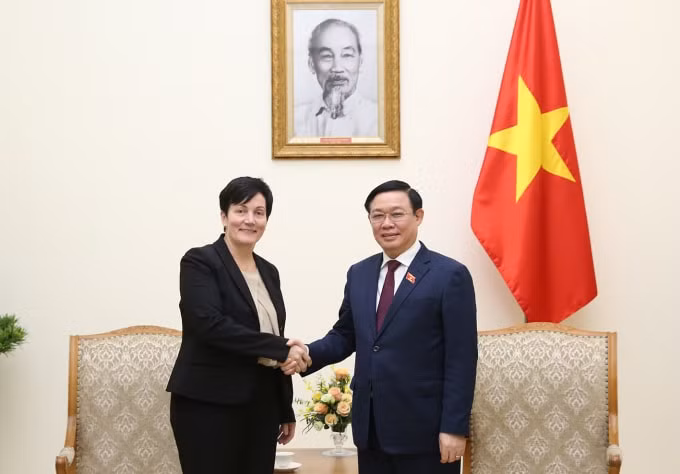 Phó Thủ tướng Vương Đình Huệ tiếp bà Stephanie von Friedeburg, Giám đốc điều hành IFC. Ảnh: VGP