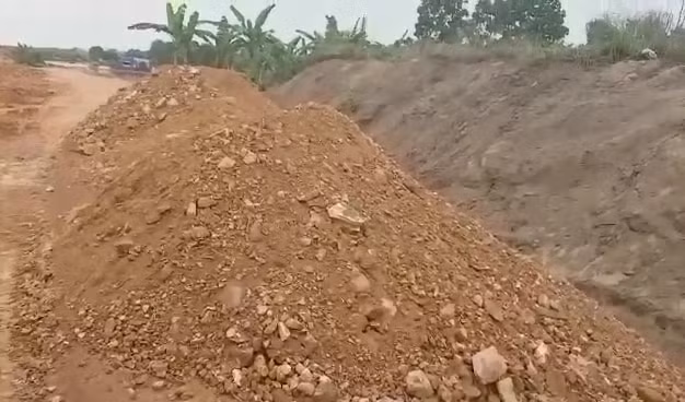 Nhiều khối lượng đất đồi đã được sử dụng làm đê khi chưa được sự chấp thuận của cơ quan chức năng.