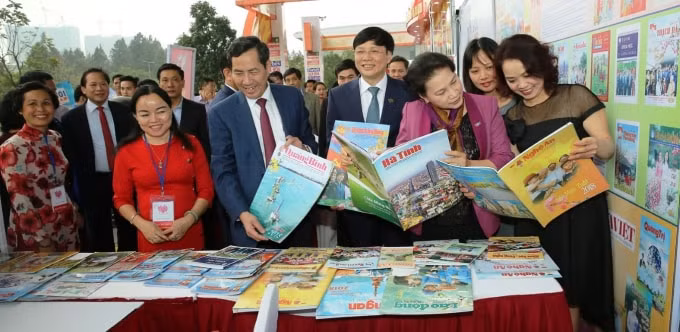 Chủ tịch Quốc hội Nguyễn Thị Kim Ngân và lãnh đạo HNBVN thăm gian trưng bày báo chí Bắc miền Trung.