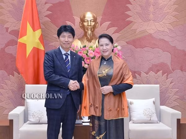 Chủ tịch Quốc hội Nguyễn Thị Kim Ngân và Thống đốc tỉnh Gunma, Nhật Bản Yamamoto Ichita. Ảnh: quochoi.vn
