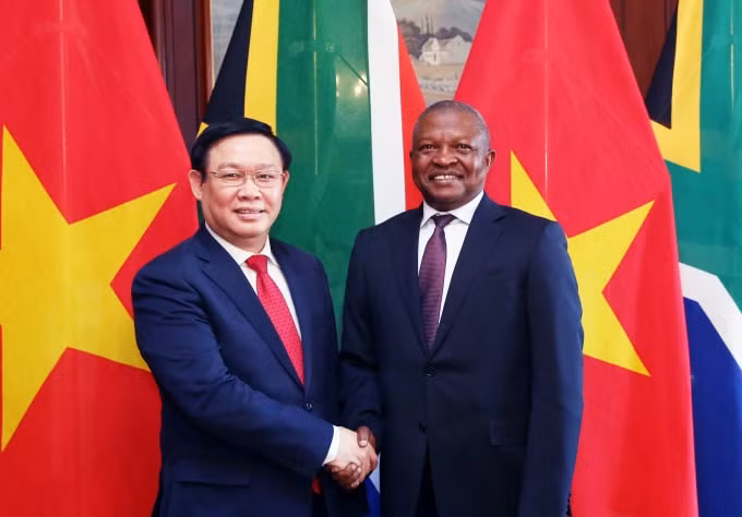 Phó Thủ tướng Vương Đình Huệ và Phó Tổng thống Nam Phi David Mabuza. Ảnh: VGP