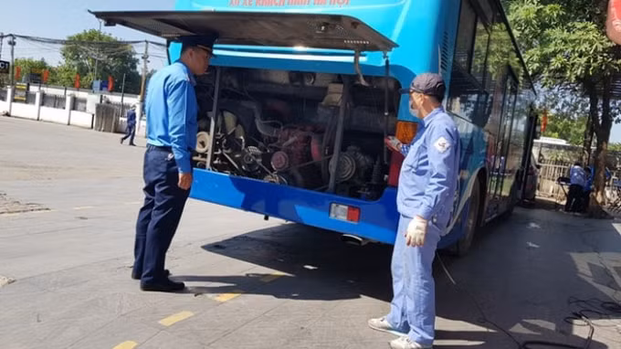 Kiểm tra, xử lý vi phạm về khí thải đối với các phương tiện giao thông trên địa bàn Hà Nội (Ảnh: TL)