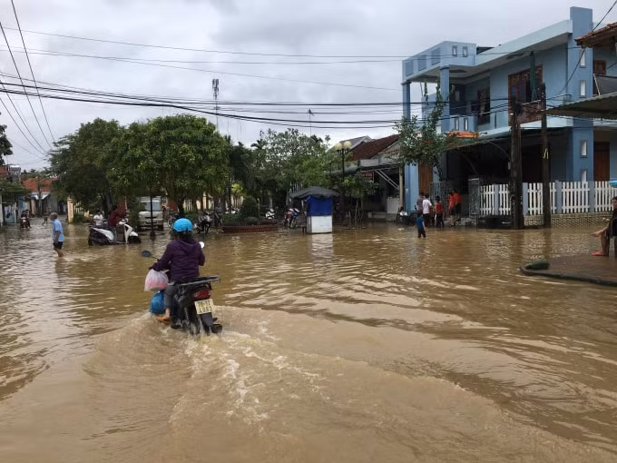 Người dân cần chủ động dự trữ lương thực, thực phẩm để chủ động ứng phó với bão số 6. (ảnh Mai Lực)
