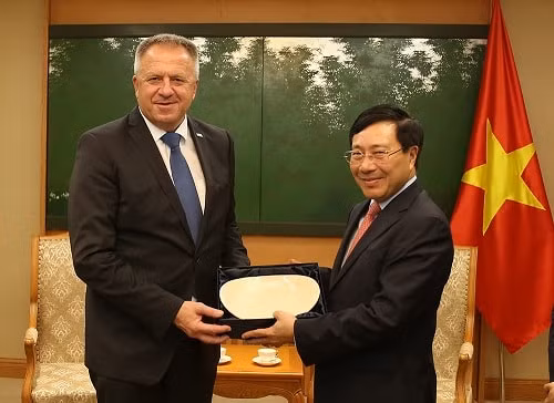 Phó Thủ tướng Phạm Bình Minh và Bộ trưởng Phát triển kinh tế và Công nghệ Slovenia Zdravko Pocivalsek. Ảnh: VGP