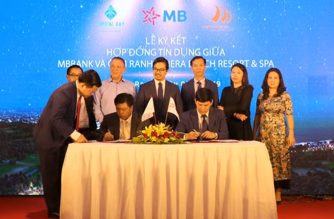 Ông Nguyễn Lượng, Giám đốc MBBank Khánh Hoà và ông Nguyễn Đức Chi, Chủ tịch – Tổng giám đốc tập đoàn Crystal Bay ký hợp đồng tài trợ vốn mở rộng khu nghỉ Resort & Spa trước sự chứng kiến của lãnh đạo MBBank và tập đoàn Crystal Bay Resort & Spa trước sự chứng kiến của lãnh đạo MBBank và tập đoàn Crystal Bay.