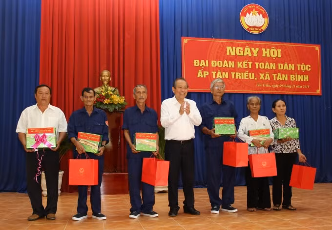 Phó Thủ tướng Thường trực trao quà cho đại diện tập thể bà con ấp Tân Triều và 5 hộ dân tiêu biểu đóng góp vào xây dựng ấp văn hóa. Ảnh: VGP