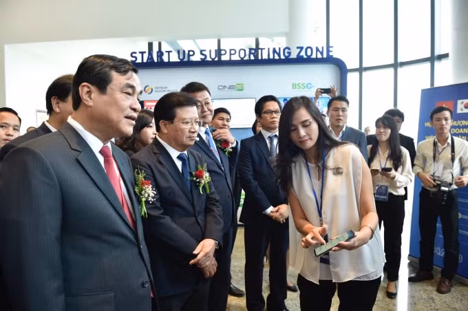 Phó Thủ tướng cùng các đại biểu đi thăm gian hàng của các doanh nghiệp tại Hội nghị. Ảnh: VGP
