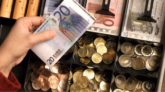 tien giay euro duoc thiet ke lai hoan toan sau 20 nam hinh 1
