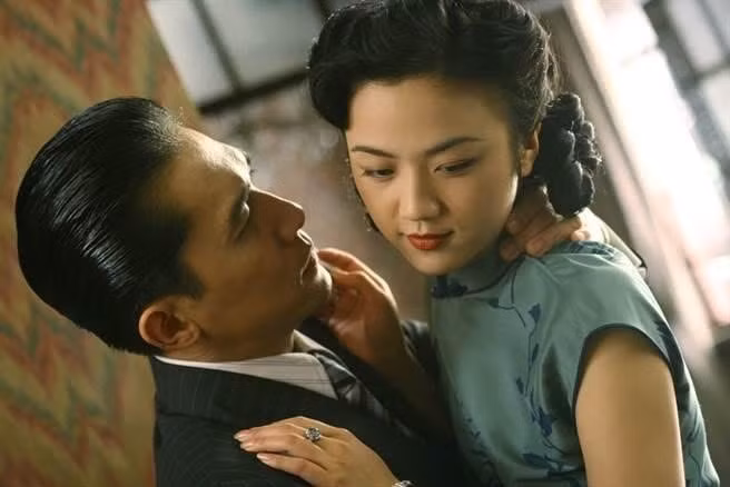 anh de luong trieu vy va nhung vai dien nang tinh tren man anh hinh 6