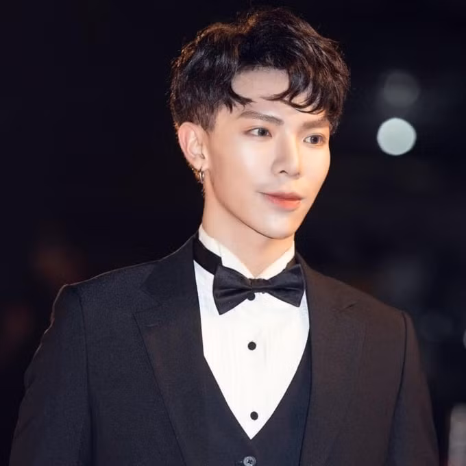 erik tu hoang tu nhac phim den quan quan the heroes 2021 hinh 3