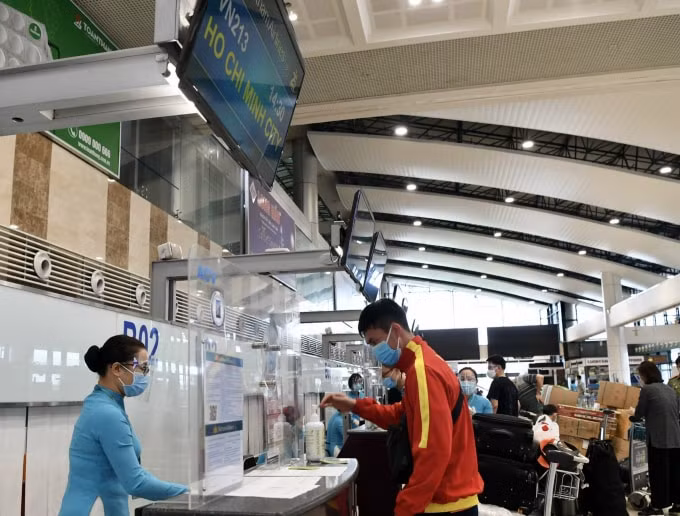 vietnam airlines no luc cam cu qua dai dich go het ghe ngoi chuyen doi may bay cho khach sang van chuyen hang hoa hinh 1