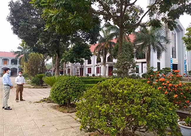 Là xã công giáo toàn tòng, Giáo xứ Ngô Xá có trên 7.000 giáo dân. Giáo xứ và bà con giáo dân đã dừng toàn bộ các hoạt động hành lễ tại nhà thờ