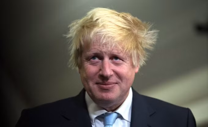 Hình ảnh quen thuộc của Boris Johnson trên các mặt báo. Ảnh: GI
