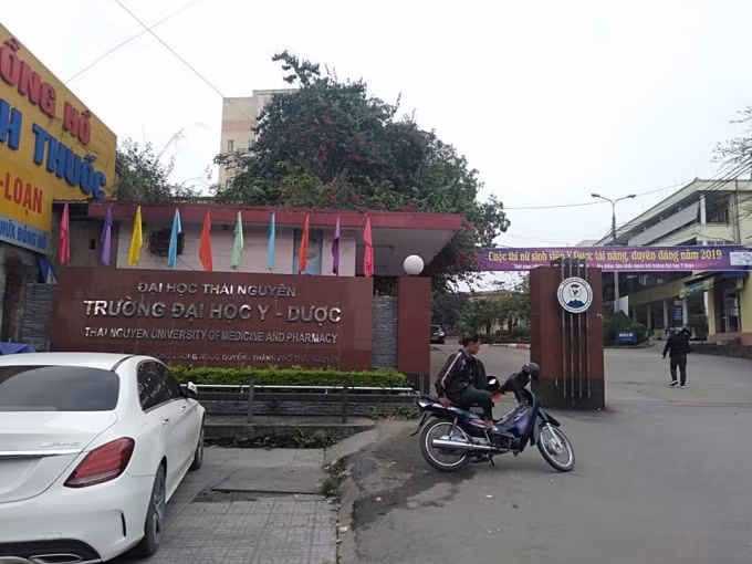 Vì sao Ban Thường vụ Đại học Thái nguyên lại cử Đoàn công tác đến và làm việc với Ban chấp hành Đảng bộ Trường Đại học Y dược để tiến hành lấy phiếu tín nhiệm ông Nguyễn Tiến Dũng về việc phụ trách Đảng bộ trường Đại học Y dược?