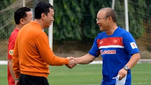 Ông Trần Quốc Tuấn luôn theo sát các ĐTQG. Ảnh: VFF