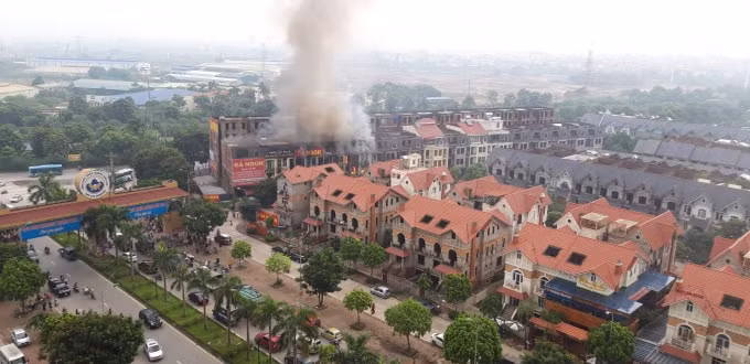 Ngọn lửa bùng phát rất nhanh. Ảnh Linh Dương