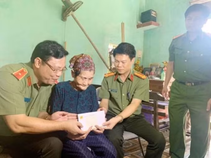 Đại diện Ban thường vụ Tỉnh ủy, Giám đốc Công an tỉnh đã tới huyện Như Thanh thăm, tặng quà nhiều gia đình chính sách