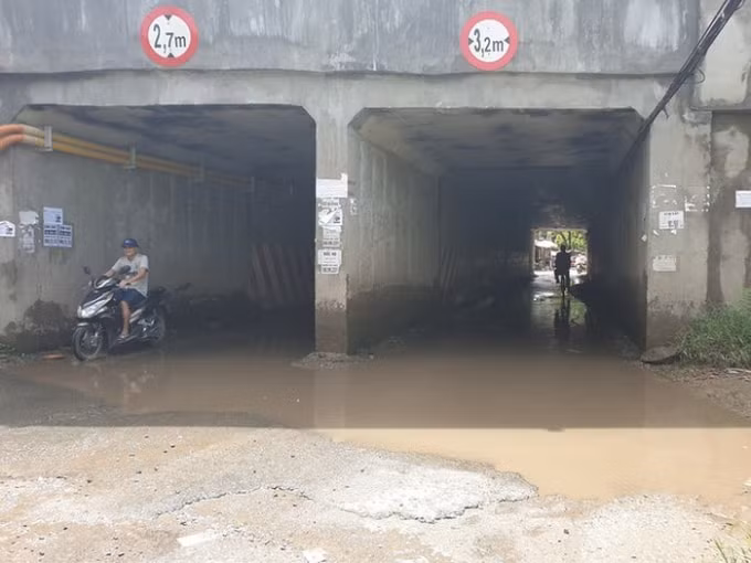 Khắc phục tình trạng ngập úng tại các hầm chui dân sinh trên cao tốc Pháp Vân - Cầu Giẽ. Ảnh: TL