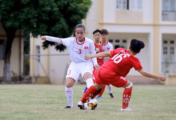 Các cầu thủ U16 Hà Nội (áo đỏ) cũng có được 3 điểm trọn vẹn trong trận đấu đầu tiên. Ảnh: VFF
