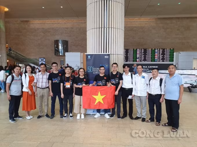Năm em học sinh cùng các cán bộ, giáo viên đoàn Việt Nam tham gia kỳ thi Olympic môn Vật Lý năm 2019. Ảnh: Đội tuyển gửi về