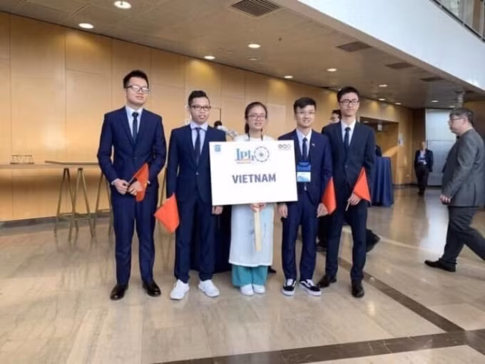 Nguyễn Khánh Linh (giữa) cùng đoàn HS Việt Nam dự thi Olympic Vật lý Quốc tế 2019 tại Israen.