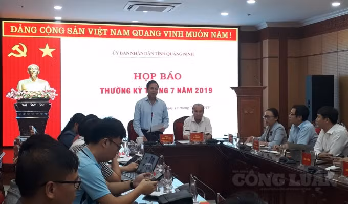 Đồng chí Đặng Huy Hậu Phó Chủ tịch Thường trực UBND tỉnh phát biểu trong buổi họp báo.