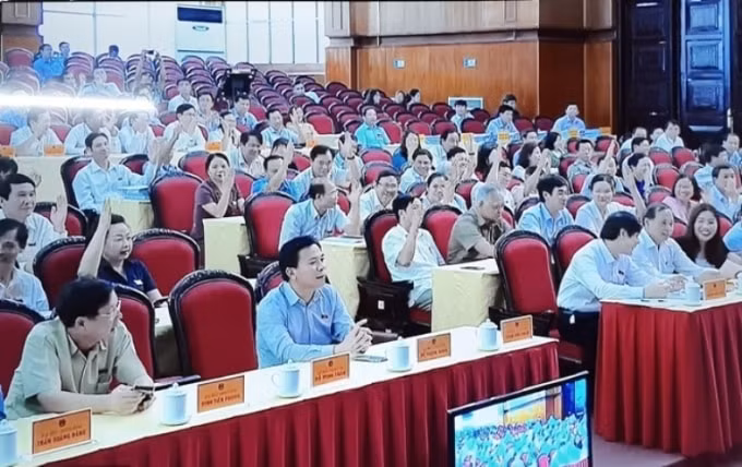 Các đại biểu giơ tay biểu quyết tại kỳ họp