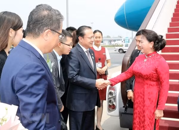 Đại diện lãnh đạo Nhân đại (Quốc hội) Trung Quốc đón Chủ tịch Quốc hội Nguyễn Thị Kim Ngân tại sân bay. Ảnh: TTXVN