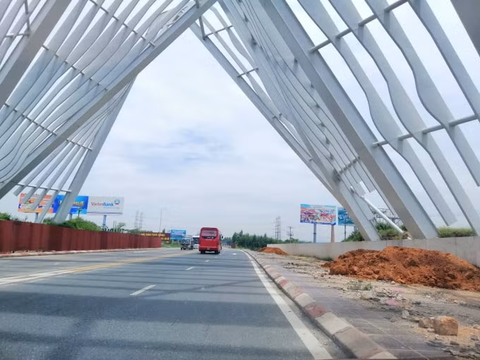 Sau hơn 2 năm khánh thành, cổng tỉnh lúc nào cũng như đang trong quá trình xây dựng
