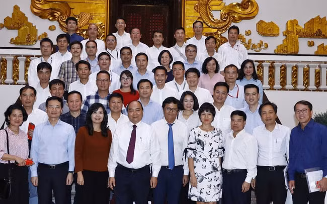 Thủ tướng Nguyễn Xuân Phúc chụp ảnh lưu niệm cùng các đồng chí lãnh đạo của Đài Truyền hình Việt Nam. Ảnh: Thống Nhất – TTXVN