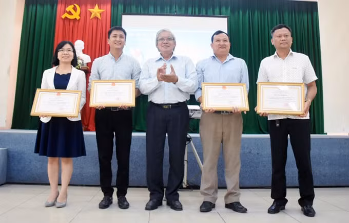 Ông Trần Cao Tư, Chủ tịch Hội Nhà báo Việt Nam tỉnh Bến Tre, Phó trưởng ban Tổ chức Giải báo chí Sương Nguyệt Anh 2019 trao giải cho các tác phẩm đạt giải nhất Giải báo chí Sương Nguyệt Anh năm 2019. Ảnh: Cẩm Trúc