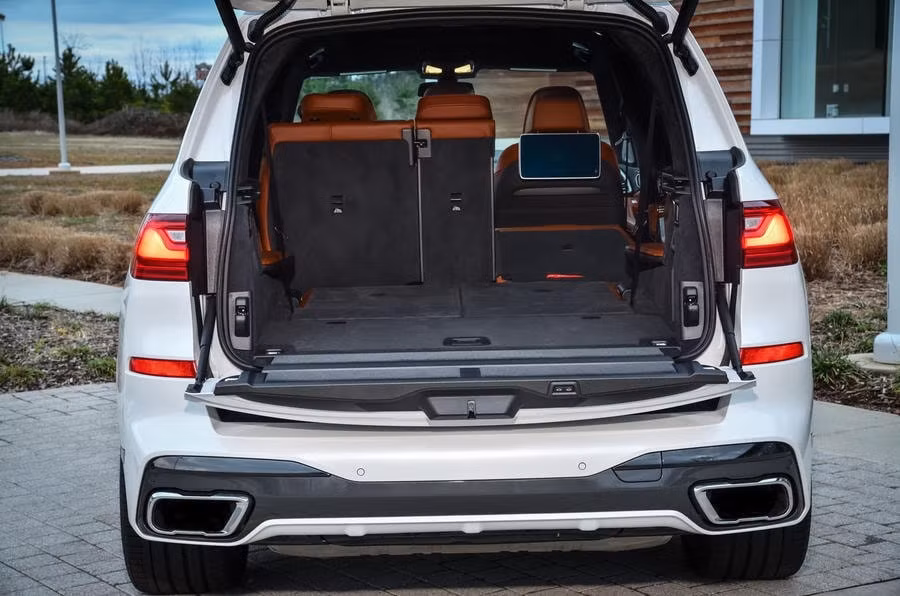 Khoang cabin của BMW X7 M50i được hoàn thiện chủ yếu bằng các loại vật liệu cao cấp như da và gỗ. Điểm nhấn trên phiên bản hiệu năng cao này nằm ở vô-lăng và bảng đồng hồ kỹ thuật số toàn bộ với logo M đặc trưng.