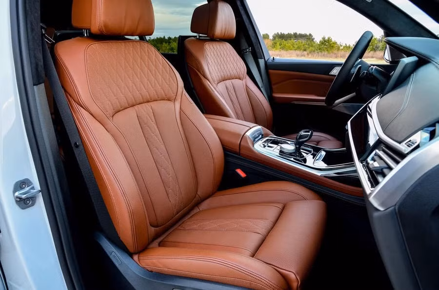 Ngoài ra, gói tùy chọn Executive Package giúp X7 M50i tăng thêm độ sang trọng cho nội thất, với cửa sổ trời toàn cảnh đi kèm hơn 1.000 điểm sáng LED tạo hiệu ứng trần sao. Cần số pha lê với các đường cắt kim cương được chế tác thủ công cũng là một điểm nhấn khác trong cabin của xe.