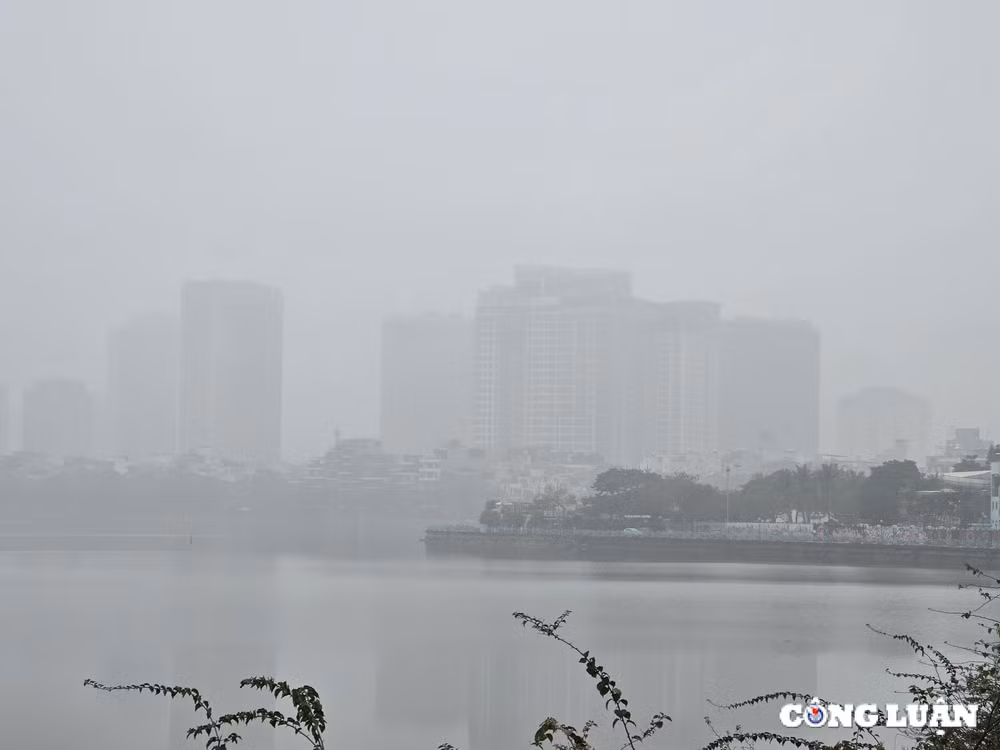 bau troi ha noi bi bao phu boi lop suong mu day dac ca ngay hinh 1