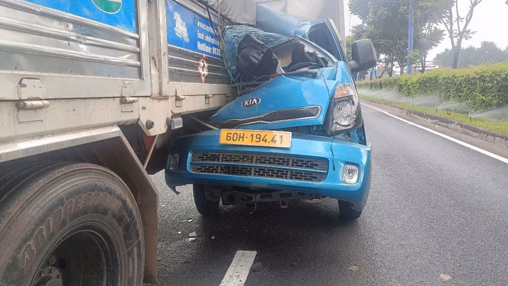 3 xe tai va container tong nhau tren xa lo ha noi hinh 1