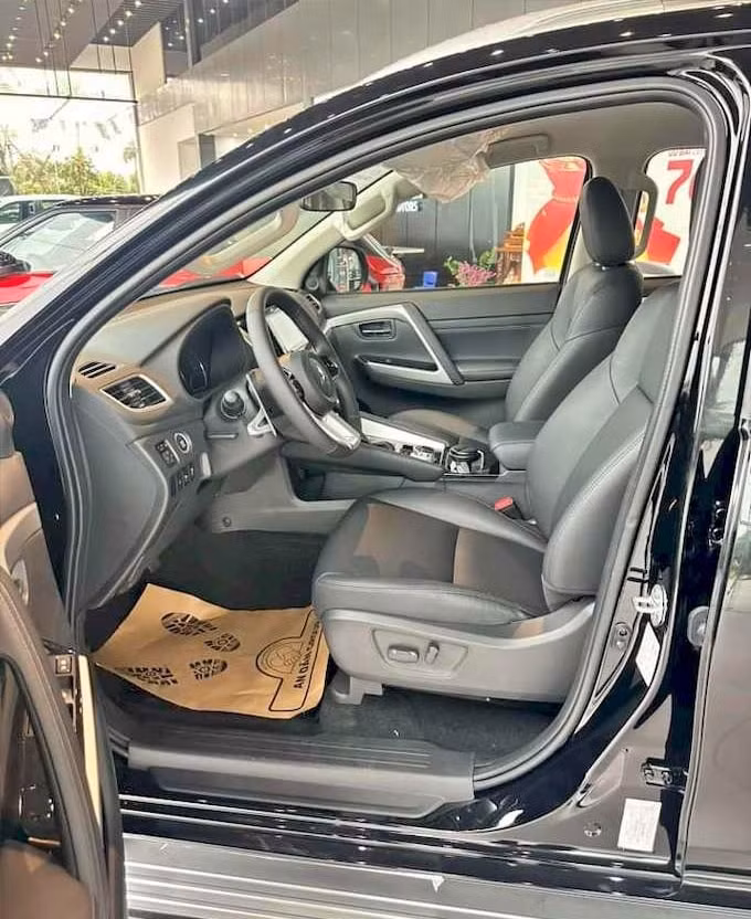 mitsubishi pajero sport may xang xuat hien tai dai ly khong co adas gia gan 12 ty dong hinh 3