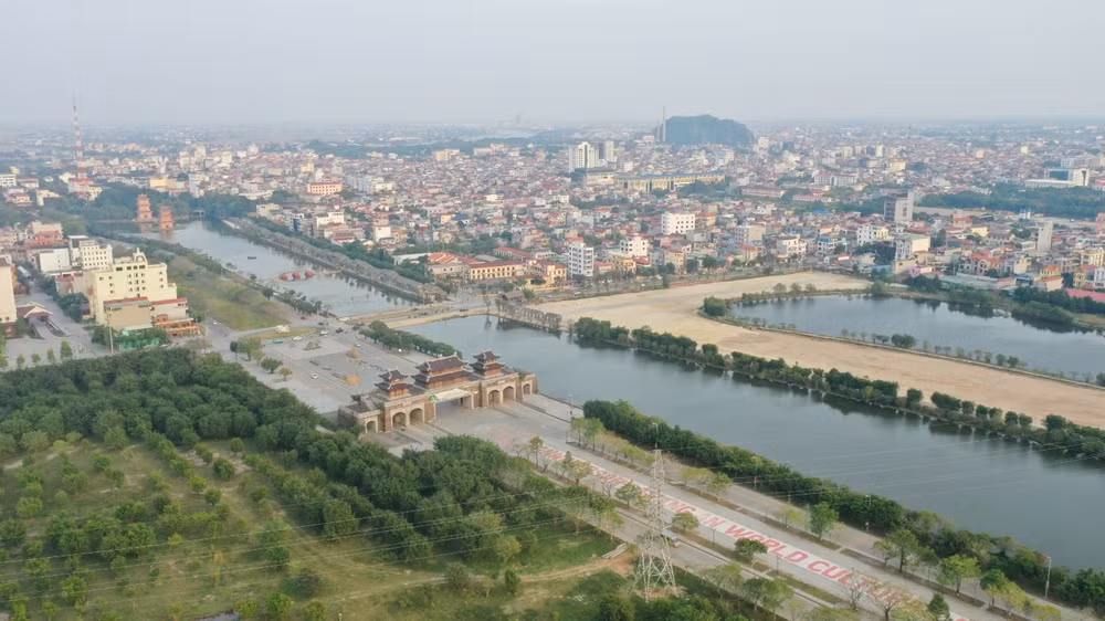 ninh binh xung tam la trung tam chinh tri kinh te van hoa lich su du lich hien dai va ben vung cua cac tinh phia nam dong bang song hong hinh 1
