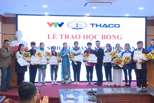 Trao học bổng của chương trình “Đường lên đỉnh Olympia” cho học sinh có hoàn cảnh khó khăn