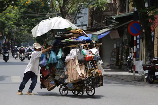 Hà Nội nắng nóng trên 50 độ, người lao động vật lộn mưu sinh ngoài trời