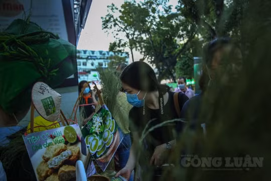 Hà Nội: Cuối tuần, người dân nhộn nhịp mua bán tại điểm hỗ trợ tiêu thụ thực phẩm an toàn