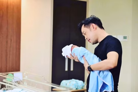 Khoảnh khắc chăm con cực khéo của những bố bỉm sữa Vbiz
