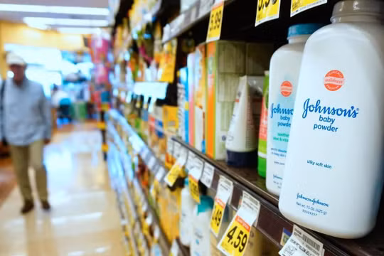 Johnson & Johnson ngừng bán phấn rôm trẻ em nghi chứa chất gây ung thư